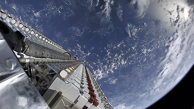 Archivo - Ristra de satélites Starlink antes de ser puestos en órbita