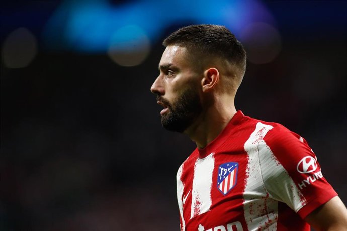 Archivo - El jugador del Atlético de Madrid Yannick Carrasco durante un partido de Champions ante el Liverpool.