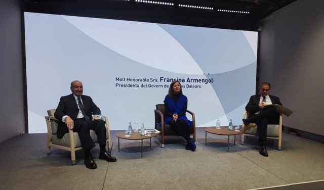 La presidenta del Govern balear, Francina Armengol, junto con el ponente de la Constitución Miquel Roca y el periodista Enric Sierra