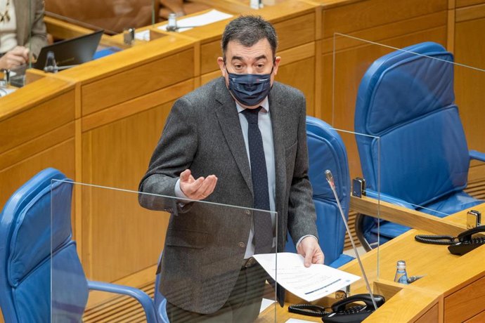 El conselleiro de Cultura, Educación e Universidade, Román Rodríguez, responde a varias preguntas en el pleno de la Cámara gallega