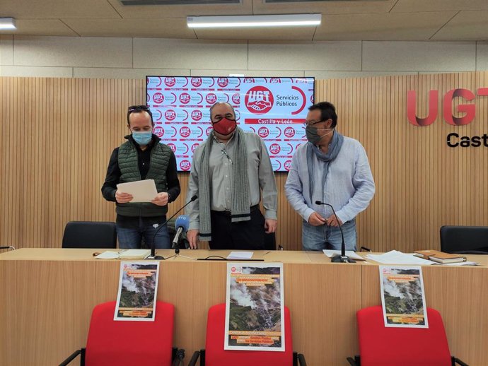 El secretario de Servicios Públicos de UGT de CyL, Tomás Pérez, (centro), junto al responsable de Acción Sindical y Sector Autonómico, Carlos Arenas, (d) y el agente medioambiental y delegado de Medio Ambiente en Salamanca, Francisco Comuñas.