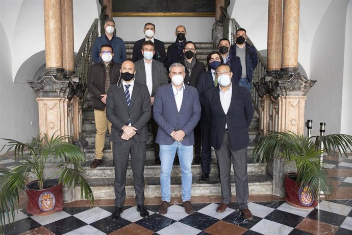 El presidente de la Agencia Provincial de la Energía de la Diputación de Córdoba, Víctor Montoro, con representantes del sector del vehículo eléctrico englobados en la Asociación Atradeco.