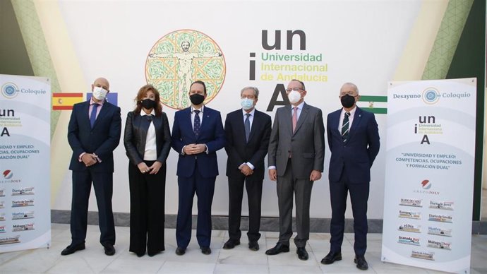 El consejero Transformación Económica, Industria, Conocimiento y Universidades, Rogelio Velasco, en la inauguración de las Jornadas 'Universidad y Empleo: competencias, ocupaciones y formación dual', organizadas por la UNIA y Grupo Joly.