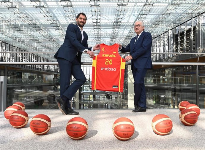 Jorge Garbajosa, presidente de la FEB, y José Bogas, CEO de Endesa, tras firmar la renovación de su acuerdo de patrocinio hasta 2024