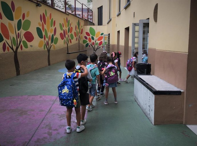 Archivo - Alumnos de un centro educativo catalán