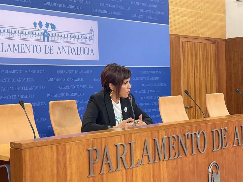 La portavoz de Adelante Andalucía, Teresa Rodríguez, en rueda de prensa en el Parlamento.
