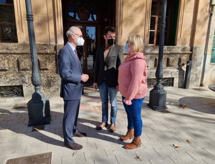 El alcalde de Llucmajor, Éric Jareño, y el director general de Endesa en Baleares, Martí Ribas.