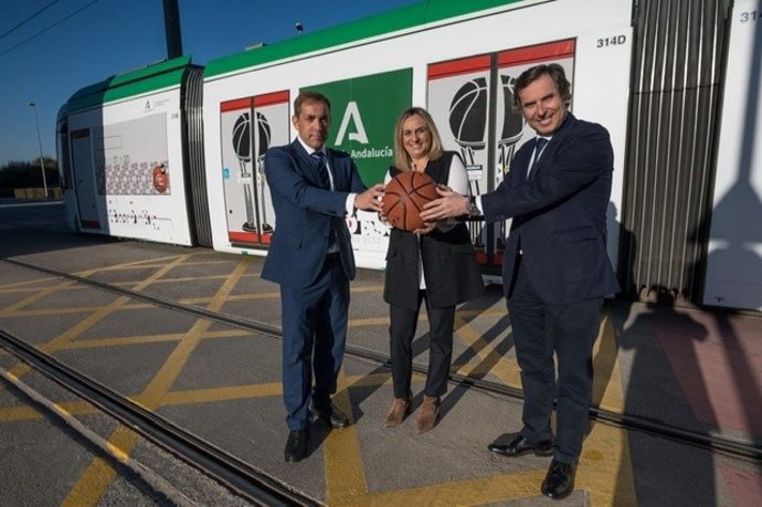 La consejera de Fomento, Infraestructuras y Ordenación del Territorio, Marifrán Carazo, junto a un tren del metro que promociona la Copa del Rey de Baloncesto.