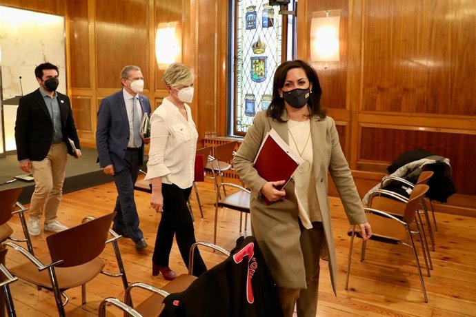 La presidenta del Gobierno riojano, Concha Andreu, junto a la profesora de la UR, Mariola Urrea, presentan el dictament sobre el artículo 46 del Estatuto de Autonomía