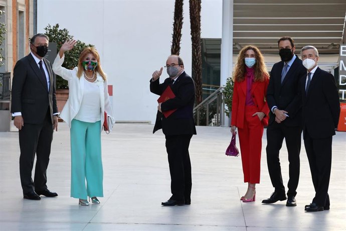 Tita Cervera, Blanca Cuesta y Borja Thyssen reciben al Ministro de Cultura, Miquel Iceta, a su llegada al Museo Thyssen, a 09 de febrero de 2022, en Madrid (España). Hoy se ha firmado el acuerdo de alquiler entre el Ministerio de Cultura y la Baronesa T