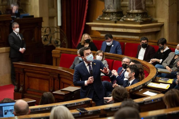 El presidente de la Generalitat, Pere Aragons, interviene en un pleno en el Parlament, a 9 de febrero de 2022, en Barcelona, Cataluña (España). El Parlament reanuda su primer pleno desde la retirada del escaño del exdiputado de la CUP, Pau Juvill. En 