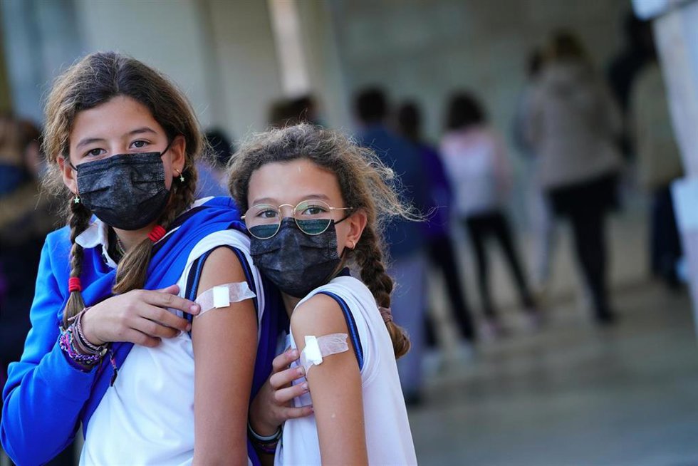Archivo - Dos niñas tras haber recibido la vacuna antiCovid en Santiago.