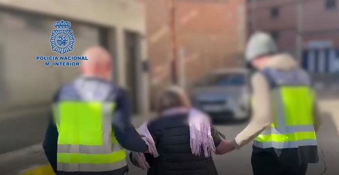 Agentes de la Policía Nacional detienen a la mujer.