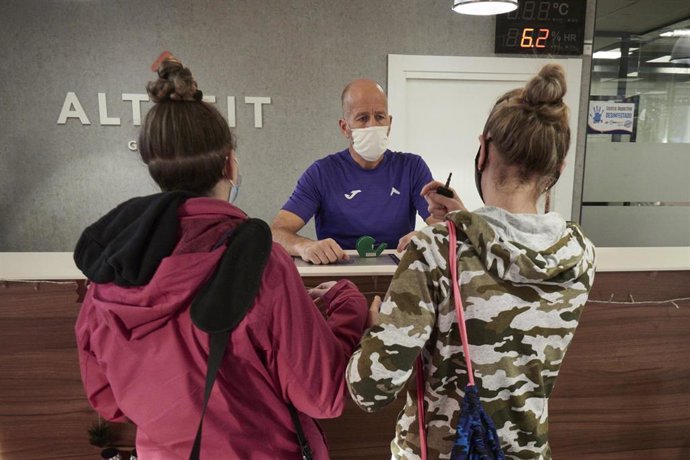 Archivo - Dos usuarias en un gimnasio el día en que han entrado en vigor nuevas restricciones por el coronavirus