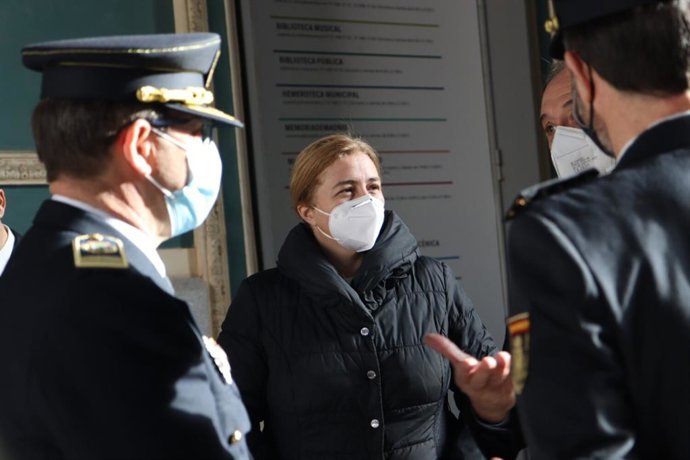 La delegada de Seguridad y Emergencias y portavoz del Ayuntamiento de Madrid, Inmaculada Sanz, habla con unos agentes de Policía
