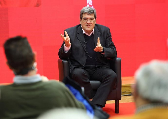El ministro de Inclusión, Seguridad Social y Migraciones, José Luis Escrivá, interviene en un acto de campaña electoral del PSOE, en el Palacio de Congresos Conde Ansúrez.