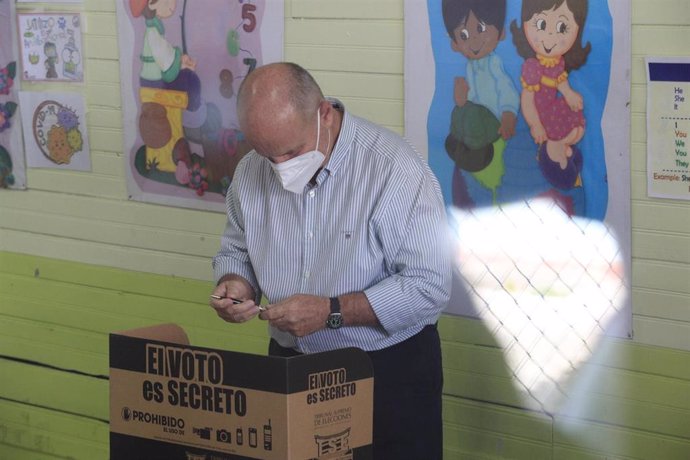 El expresidente José María Figueres vota en las elecciones a la Presidencia de Costa Rica, a las que se ha presentado como candidato del Partido Liberación Nacional (PLN). 