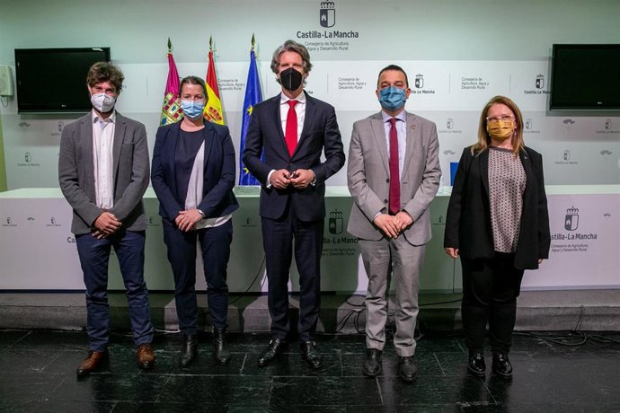 El consejero de Agricultura, Desarrollo Rural y Medio Ambiente, Francisco Martínez Arroyo en rueda de prensa con motivo de un proyecto conjunto con la universidad de Wageningen de Países Bajos, junto al embajador de Países Bajos en España, Jan Verstee.