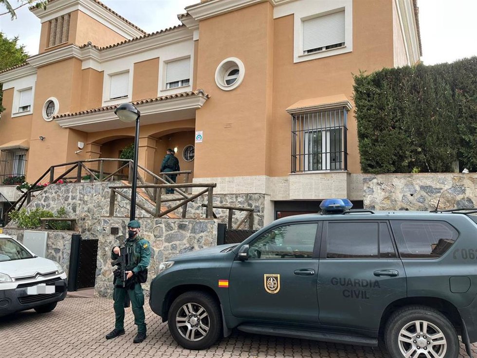 Un agente de la Guardia Civil en uno de los registros efectuados  en Marbella dentro la operación Artio en esta localidad, Benalmádena, Algeciras y Ceuta contra el blanqueo de capitales procedente del narcotráfico