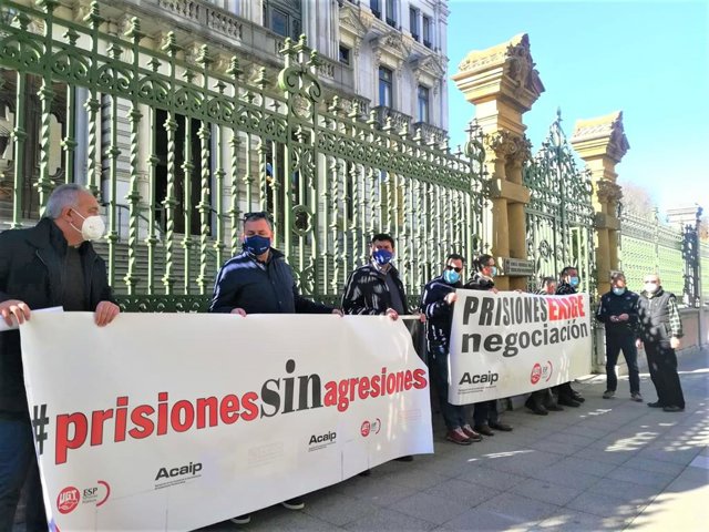 Funcionarios de Prisiones se concentran ante la Junta General