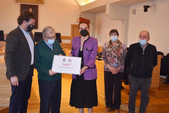 Entrega del cheque con la recaudación solidaria recogida en el belén ubicado en el Antiguo Casino de Ciudad Real en la Navidad