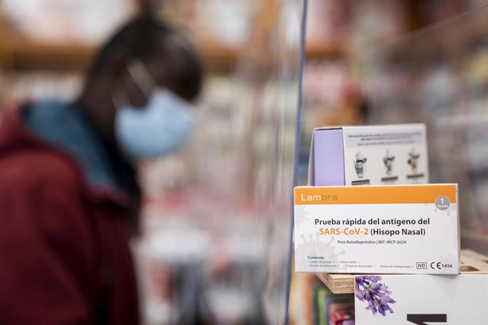 Una prueba rápida del antígeno del por SARS-CoV-2  en una farmacia.