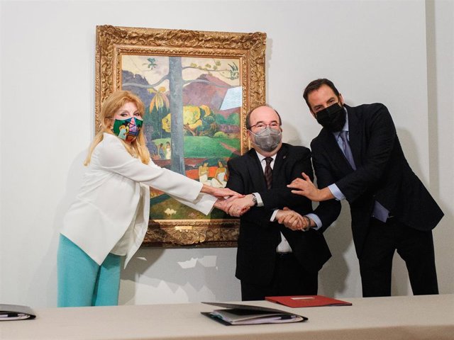 La Baronesa Carmen Cervera; El Ministro De Cultura Y Deporte, Miquel Iceta Y El Hijo De La Baronesa, Borja Thyssen, Posan Junto A La Obra 'Mata Mua' De Paul Gauguin, Tras La Firma Del Contrato De Alquiler De La Colección Carmen Thyssen-Bornemisza