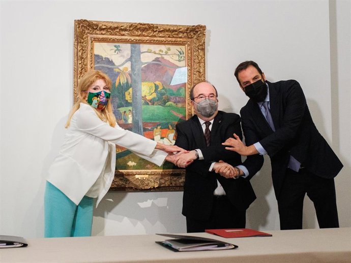 La Baronesa Carmen Cervera; El Ministro De Cultura Y Deporte, Miquel Iceta Y El Hijo De La Baronesa, Borja Thyssen, Posan Junto A La Obra 'Mata Mua' De Paul Gauguin, Tras La Firma Del Contrato De Alquiler De La Colección Carmen Thyssen-Bornemisza
