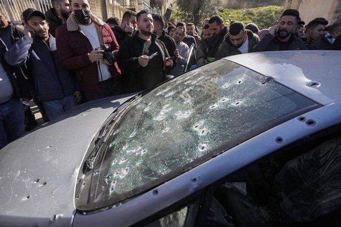 Impactos de bala en un vehículo tras una operación de las fuerzas de Israel contra miembros de una "célula terrorista" en la ciudad cisjordana de Nablús