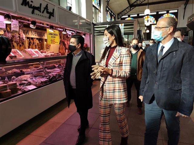 La vicealcaldesa de Madrid, Begoña Villacís, en su visita al Mercado Central de Salamanca.