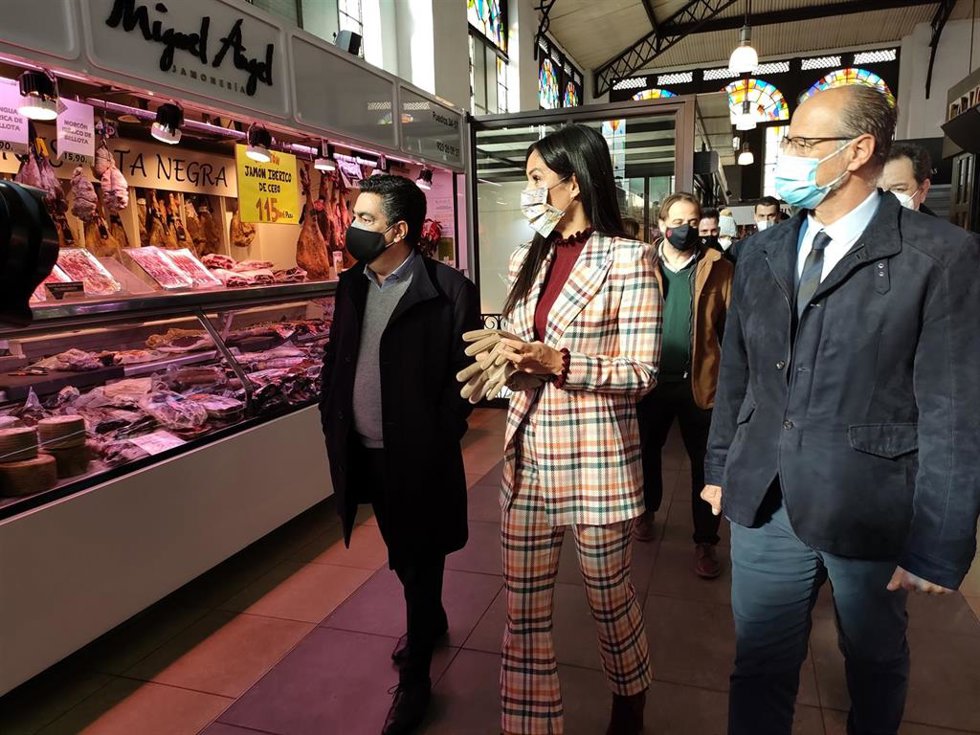 La vicealcaldesa de Madrid, Begoña Villacís, en su visita al Mercado Central de Salamanca.