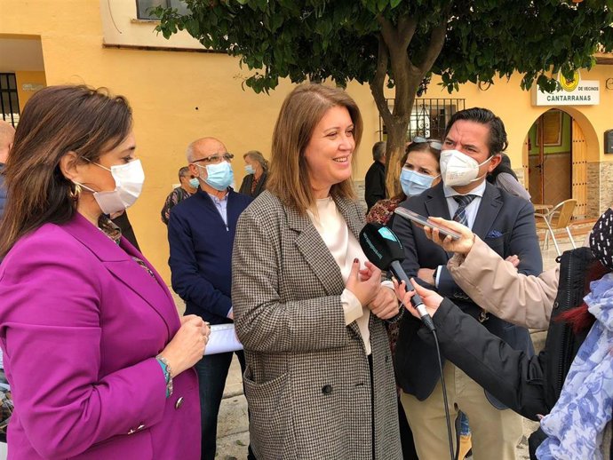 La delegada territorial de Fomento, Infraestructuras y Ordenación del Territorio, Carmen Casero, y la alcaldesa de Torremolinos, Margarita del Cid, atiende a los medios