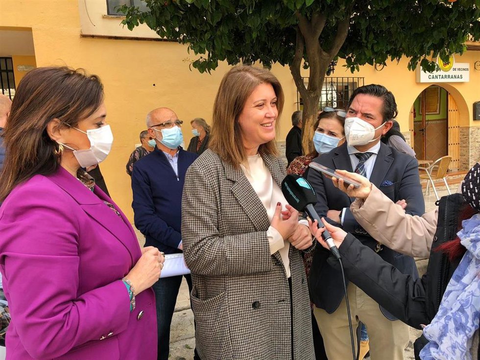 La delegada territorial de Fomento, Infraestructuras y Ordenación del Territorio, Carmen Casero, y la alcaldesa de Torremolinos, Margarita del Cid, atiende a los medios