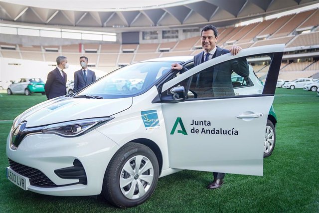 El  presidente de la Junta, Juanma Moreno, en la presentacióndela nueva flota de vehículos 100% eléctricos de la Junta