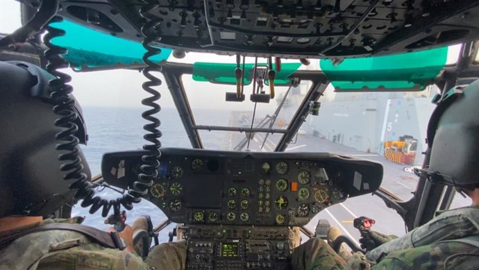 Helicoptero BHELMA VI realiza toma en el Buque Juan Carlos I