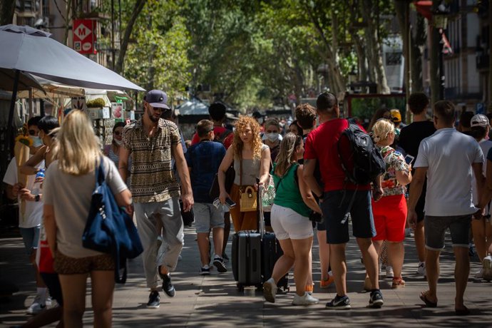 Archivo - Arxiu - Diverses persones caminen per la Rambla
