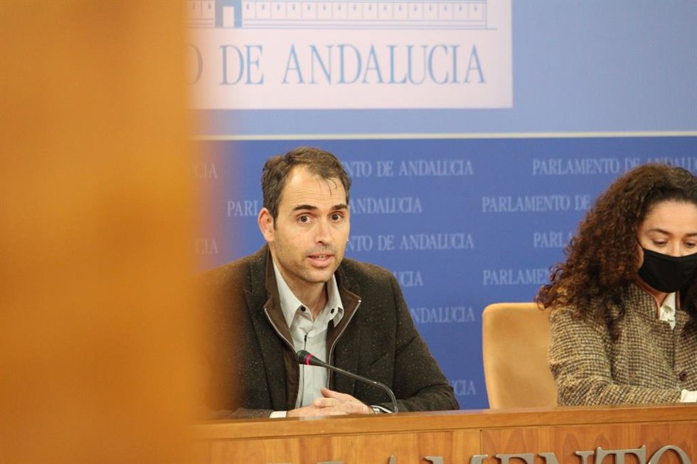 El coordinador general de IU Andalucía, Toni Valero, y la portavoz parlamentaria de Unidas Podemos por Andalucía, Inmaculada Nieto, este miércoles en rueda de prensa.