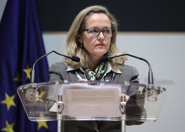 La vicepresidenta primera y ministra de Asuntos Económicos y Transformación Digital, Nadia Calviño, en una rueda de prensa  tras su reunión bilateral con el presidente del Eurogrupo y ministro de Finanzas irlandés, en el ministerio de Asuntos Económicos y