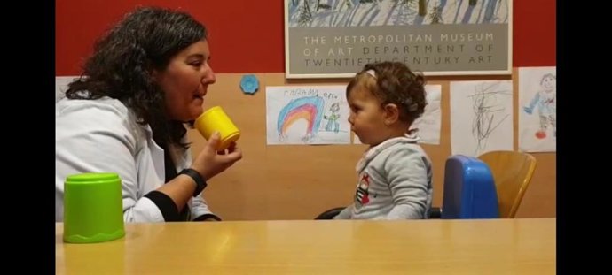 La niña Abril, con implante coclear, en una sesión de Logopedia