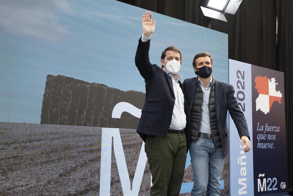 El líder del PP, Pablo Casado (d), y el presidente de la Junta de Castilla y León y candidato del Partido Popular a la presidencia de la Junta, Alfonso Fernández Mañueco, saludan a los asistentes, en un acto de campaña electoral,  a 6 de febrero de 2022