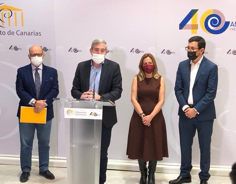 El secretario general nacional de CC-PNC, Fernando Clavijo, en rueda de prensa