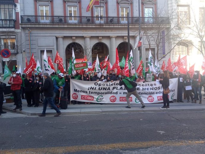 Concentración de CCOO, CSIF y UGT frente al Ministerio de Educación y FP