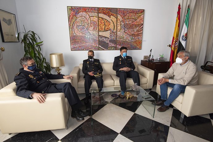 El presidente de la Diputación de Cáceres recibe al nuevo jefe superior de la Policía de Extremadura