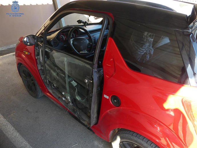 El vehículo afectado por el robo en Ibiza, con la chapa de la puerta arrancada.