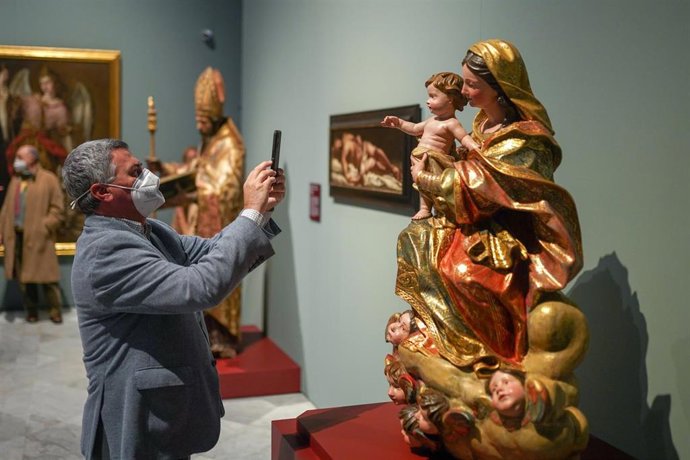 Archivo - Un visitante de la muestra 'Valdés Leal. 1622-1690' en el Museo de Bellas Artes de Sevilla.