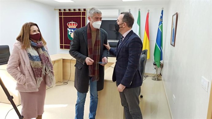 Javier Millán se reúne con el presidente de la ELA Marismillas, Castor Mejías.