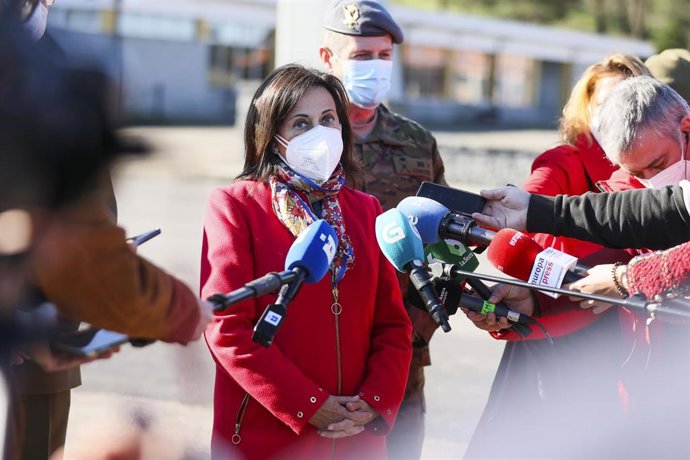 La ministra de Defensa, Margarita Robles, atiende a los medios en foto de archivo.