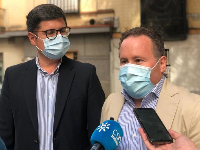 El concejal de Ciudadanos (Cs) en el Ayuntamiento, Lorenzo López Aparicio, atiende a los medios, junto al portavoz de la formación, Álvaro Pimentel, en una imagen de archivo.