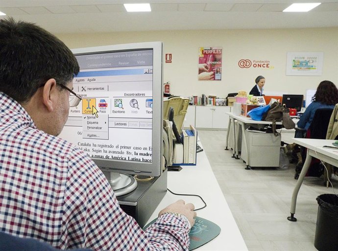 Archivo - Fundación ONCE y Crue Universidades Españolas ofrecen 285 becas de prácticas para universitarios con discapacidad