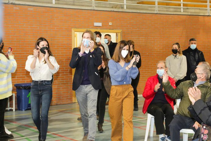 (I-D) La secretaría de Acción de Gobierno de Podemos y ministra de Igualdad, Irene Montero; el candidato de UP a la presidencia de la Junta, Pablo Fernández y la secretaria general de Podemos y ministra de Derechos Sociales, Ione Belarra.